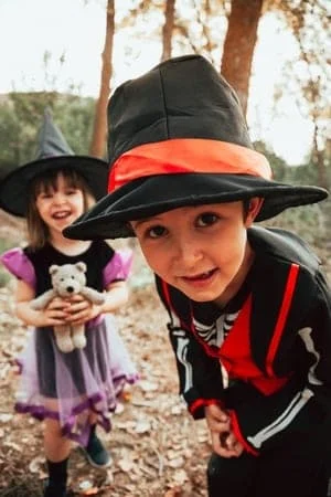 Two children disguised for Halloween in the woods concours-deguisement-halloween-celtaventures
